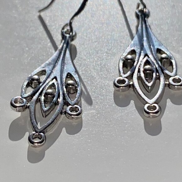 ❤️ Silver Leaf Drop Earrings - Picture 3 of 10